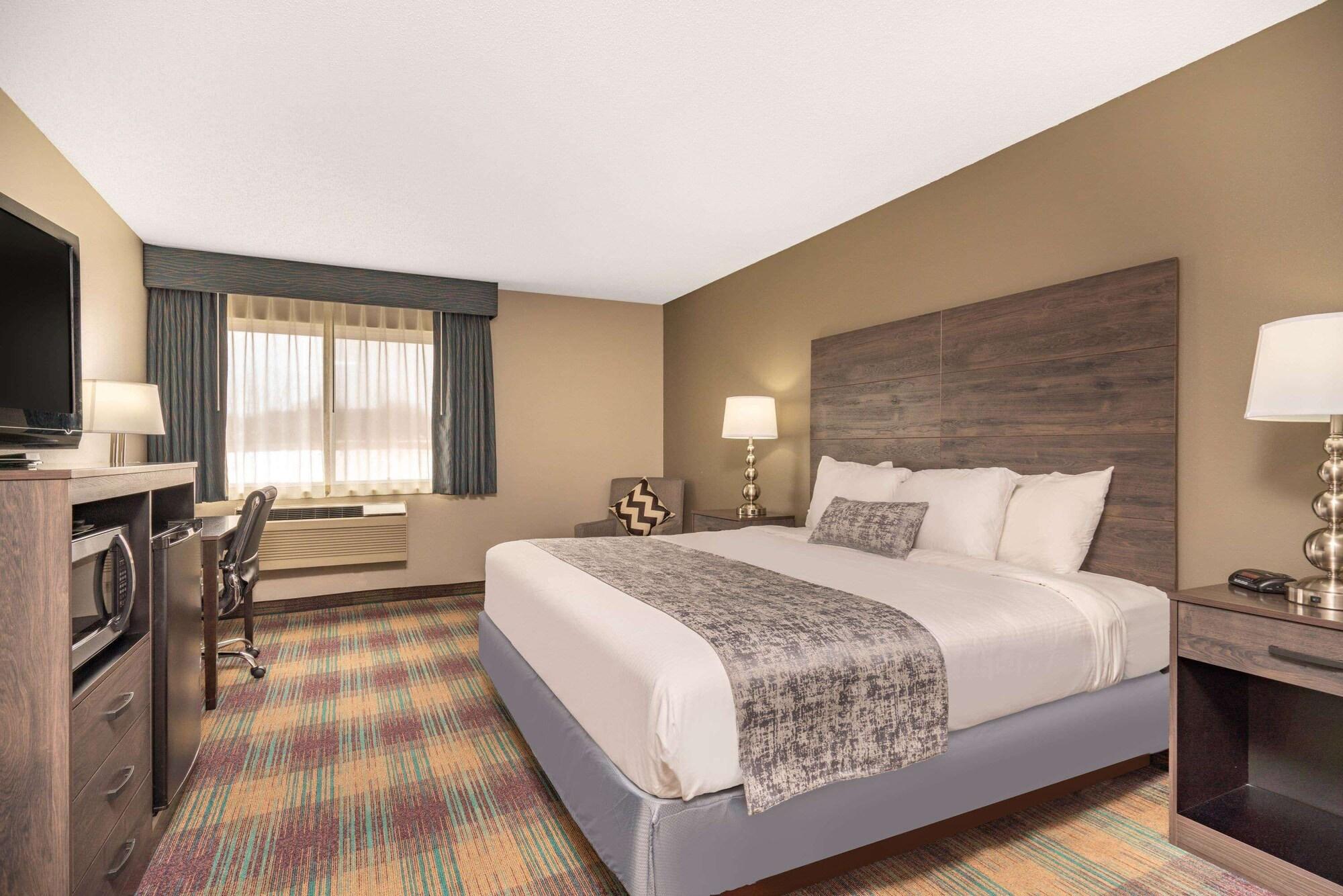 Baymont By Wyndham Baldwin Hotell Exteriör bild